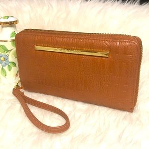 Steve Madden Womens Logo Zip Around Wallet Cognac.